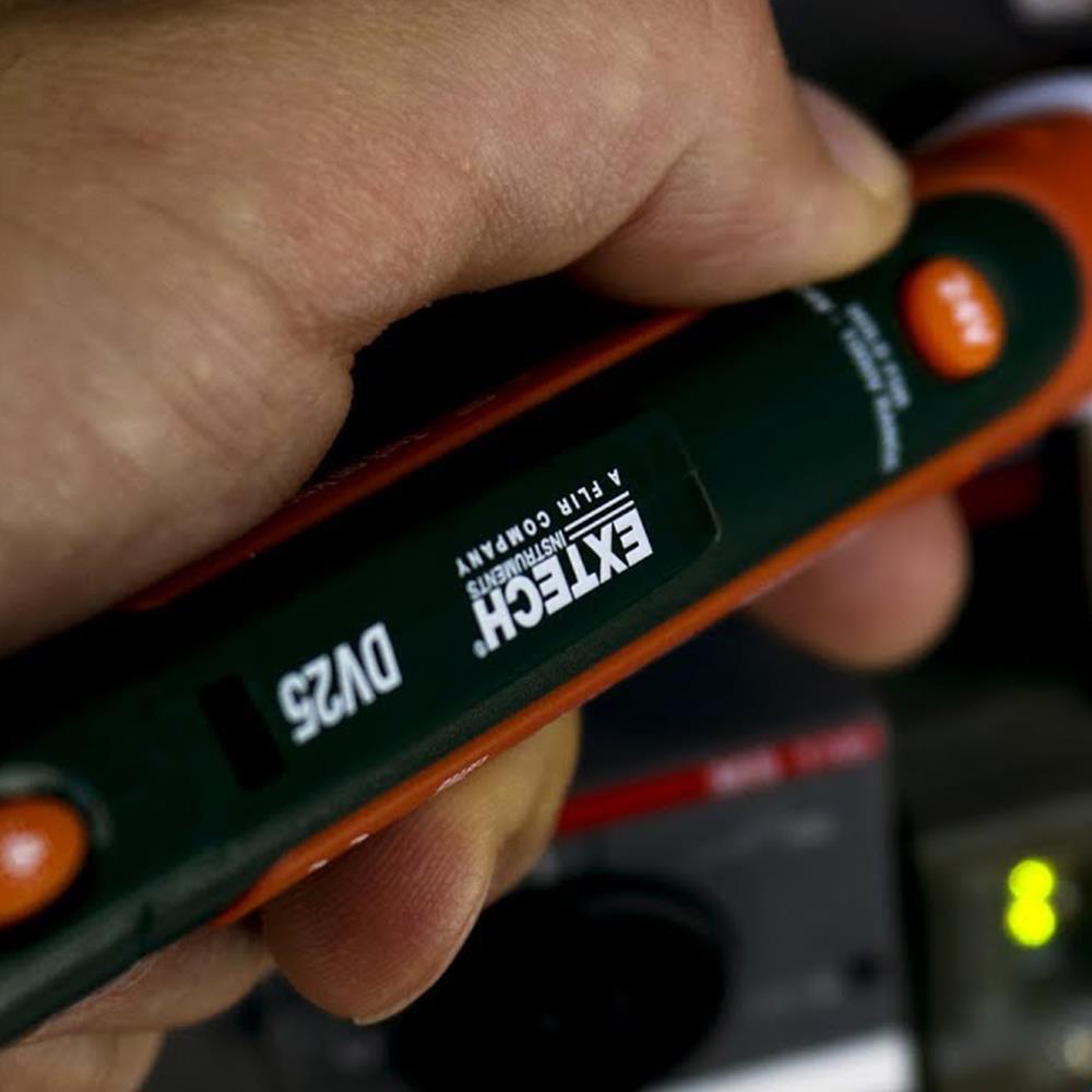 DV25 Non-Contact AC Voltage Detector - Pocket Digital Multimeter For 24V To 1kV, Flashlight Style